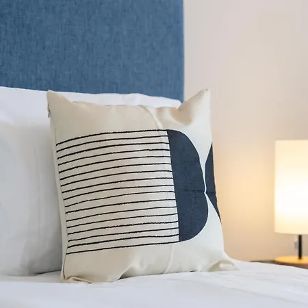 Comfy 3 Bdr Flat With Pool & Balcony By Lovelystay アパート ポルティマン