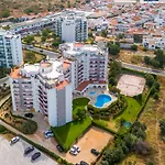 Comfy 3 Bdr Flat With Pool & Balcony By Lovelystay * פורטימאו