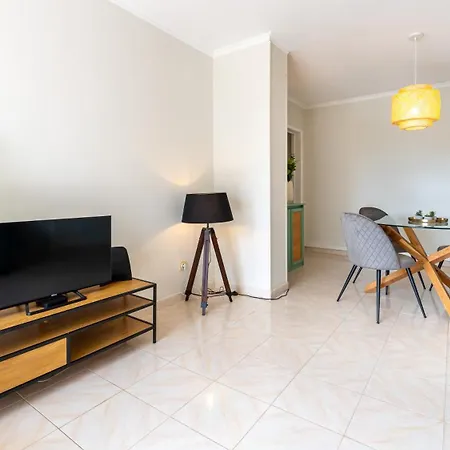 Comfy 3 Bdr Flat With Pool & Balcony By Lovelystay