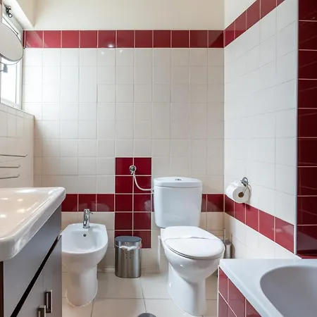 Comfy 3 Bdr Flat With Pool & Balcony By Lovelystay * Портиман