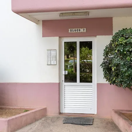 Apartamento Comfy 3 Bdr Flat With Pool & Balcony By Lovelystay