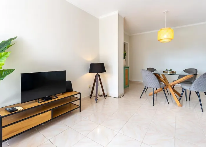 Comfy 3 Bdr Flat With Pool & Balcony By Lovelystay