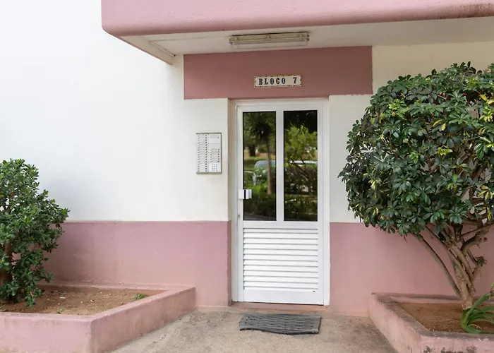 Apartamento Comfy 3 Bdr Flat With Pool & Balcony By Lovelystay