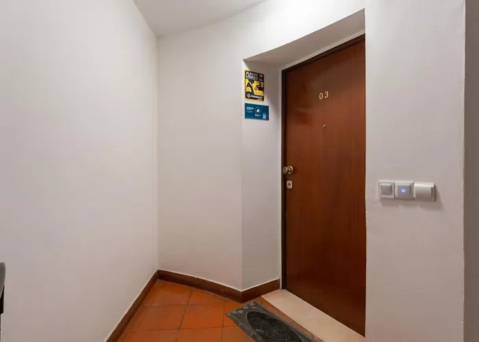 Apartamento Comfy 3 Bdr Flat With Pool & Balcony By Lovelystay