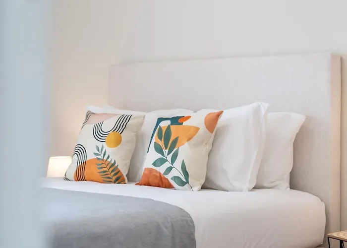 Apartamento Comfy 3 Bdr Flat With Pool & Balcony By Lovelystay