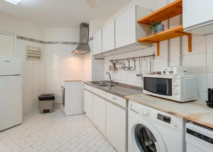 Apartamento Comfy 3 Bdr Flat With Pool & Balcony By Lovelystay *