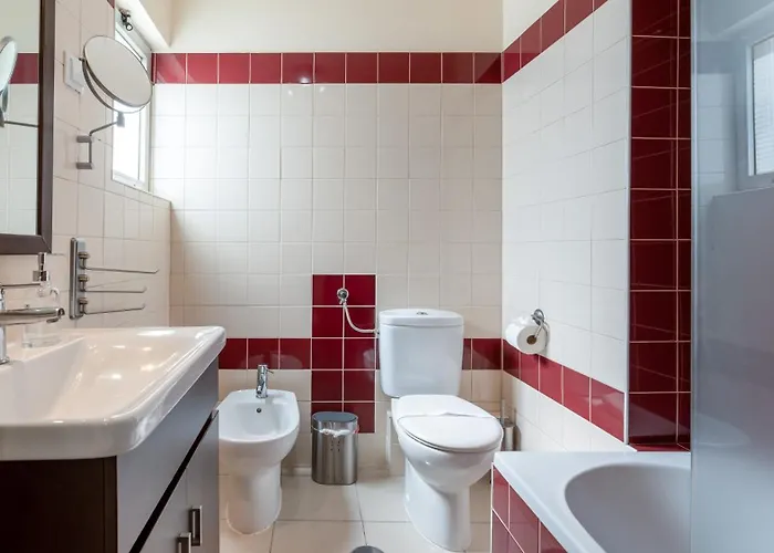 Comfy 3 Bdr Flat With Pool & Balcony By Lovelystay * Portimão