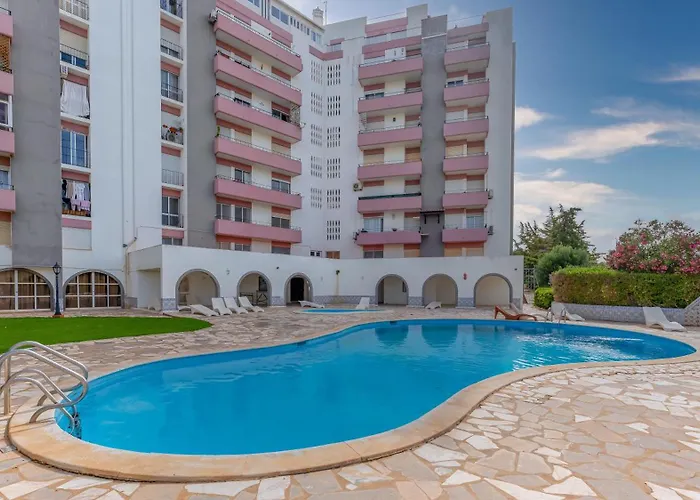 Comfy 3 Bdr Flat With Pool & Balcony By Lovelystay